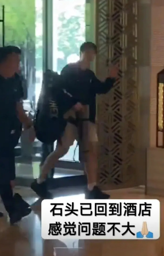 石宇奇回到酒店，感觉还可以，保佑石头啊！他自己说了：滑了一下，有一些旋转，稍微别