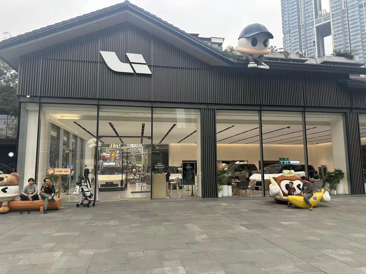要变天了，理想难道要全面放弃增程式动力？展厅了只剩下一台L系列展车了，下一步