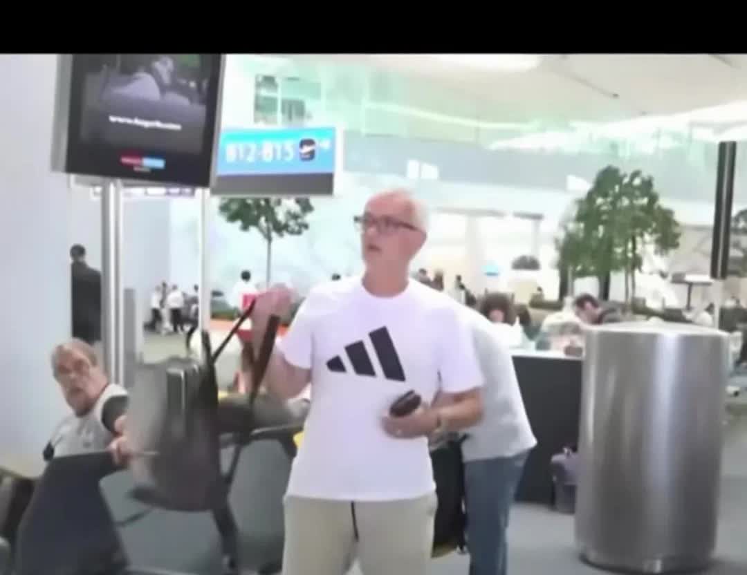 没有对比就没有伤害，对比穆里尼奥空降费内巴切时的专机接送，万人空巷，被下课后却挎