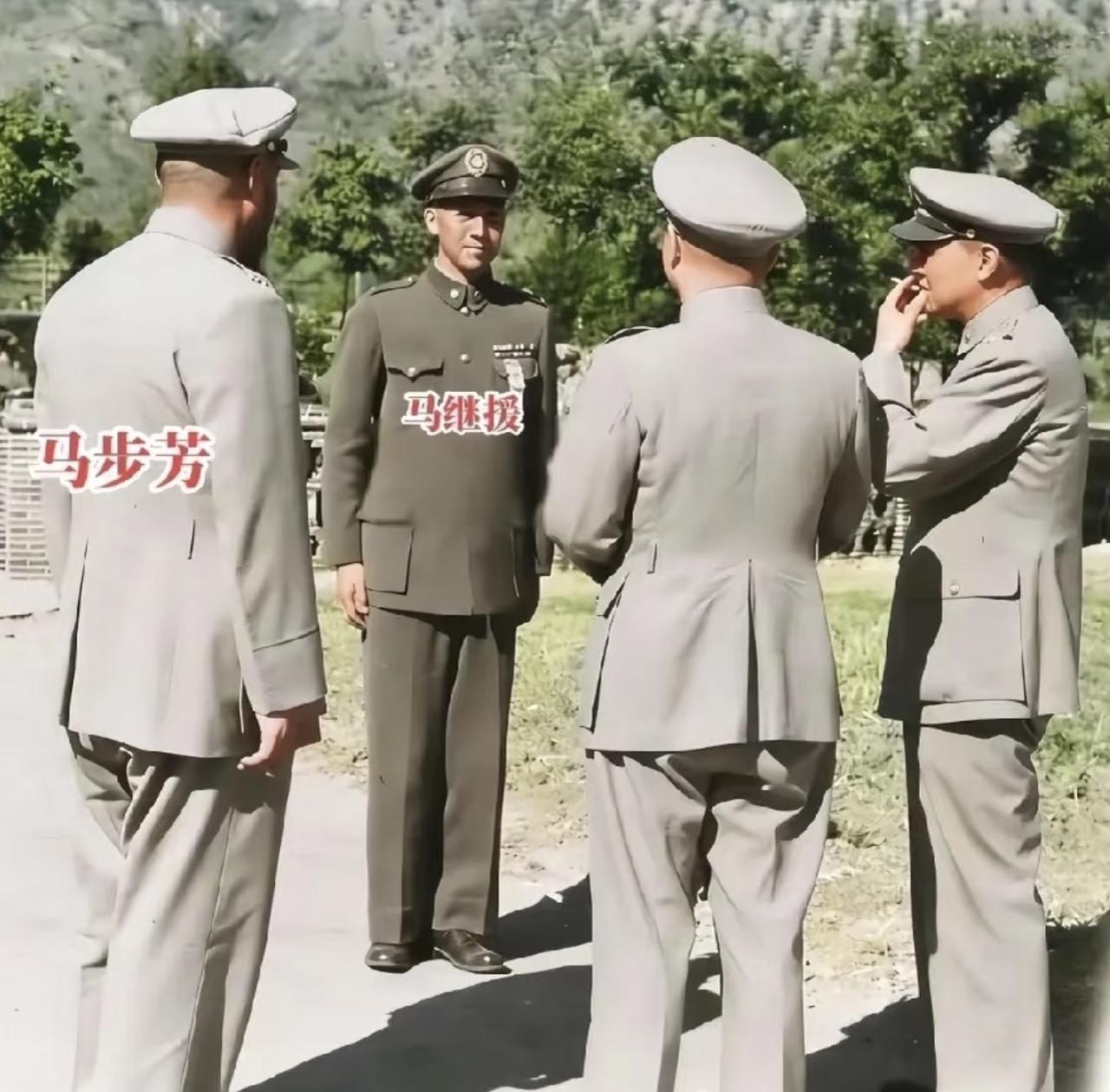 没想到1948年马家军高层合影里站在马步芳身侧的年轻军官，居然是年仅27岁的少将