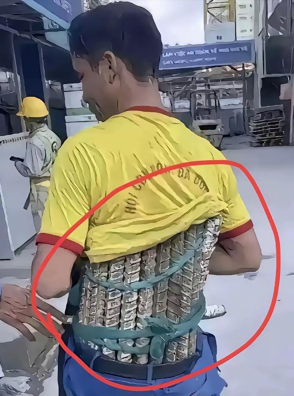这小伙有点蠢吧，钢筋有啥价值，还不如铜呢，只是想偷出去，没点技术含量还真不行。