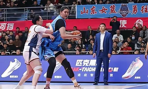 减脂增肌是张子宇头等大事！张子宇优点目前看就只有高了，但是她的缺点在WCBA首秀