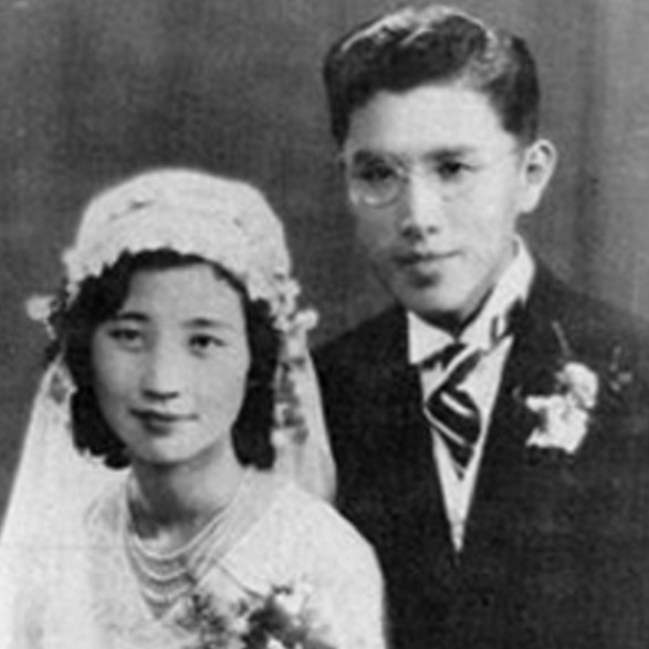 1929年，27岁清华教授周培源被催婚。朋友拿出一沓照片让他看看有没有合眼缘的。