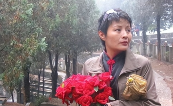 1984年，谢楠因私自开枪为牺牲的战友送行，被开除军籍，20年后，她带着957朵