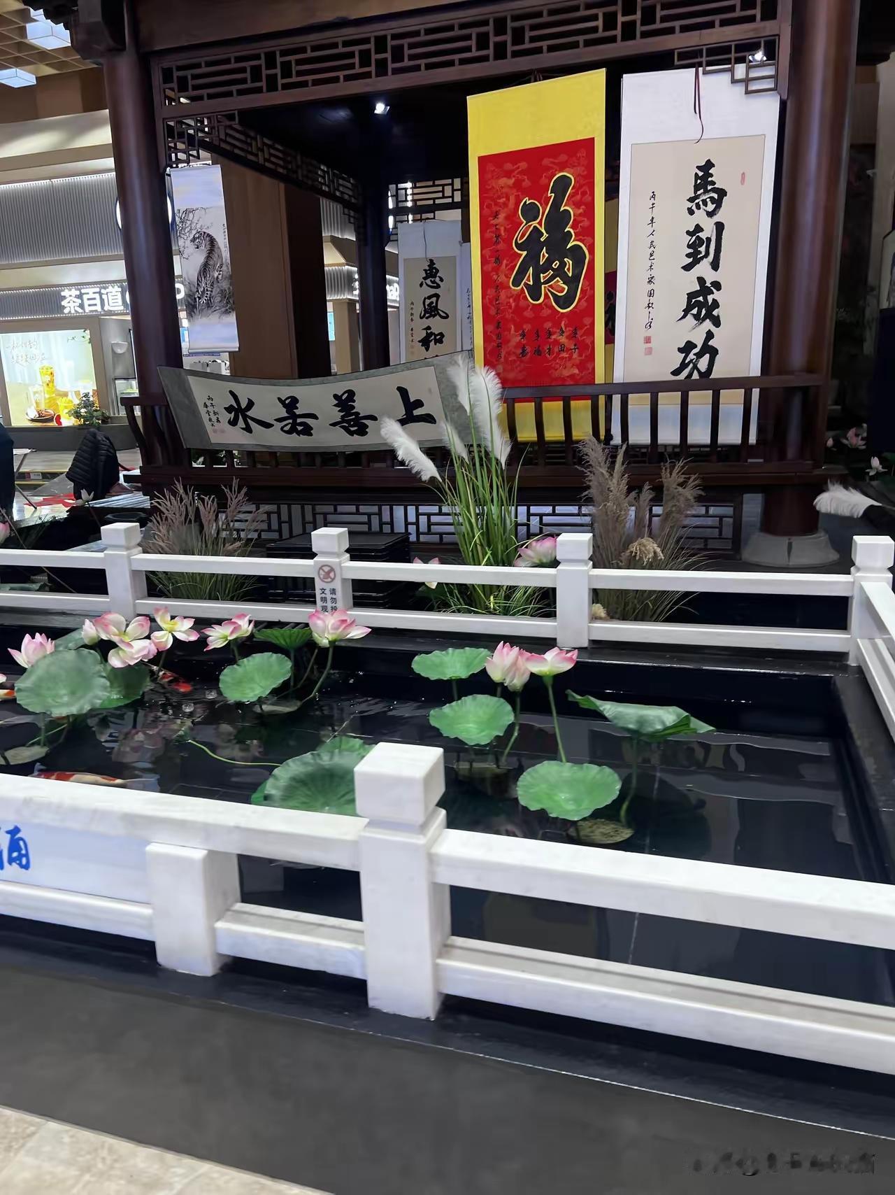 山东高速的服务区，最近好像悄悄升级了。潍坊西那个我去过。确实不像服务区。一楼