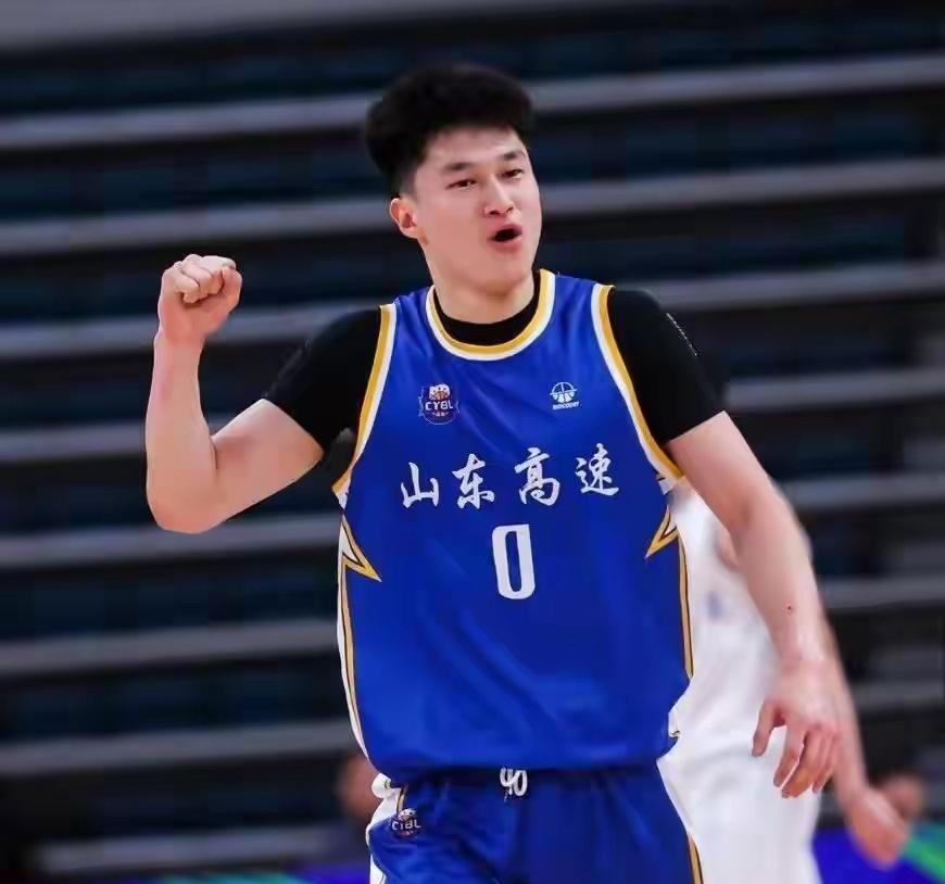 山东高速青训迎来人才井喷！一线队大名单当中，一共有8名自家青训培养出来的年轻球