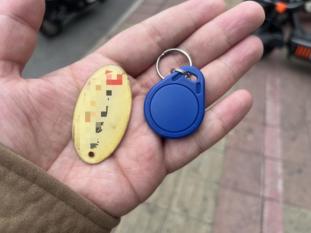 线上线下都有招儿, 外卖员私配小区门禁卡引争议