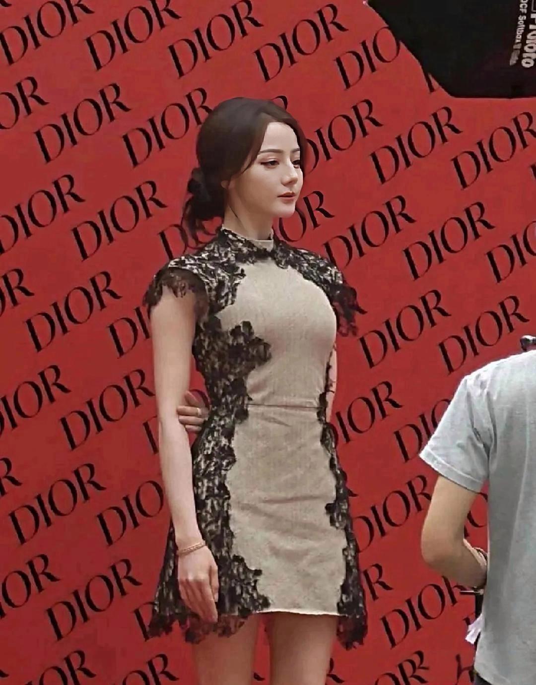 别被镜头骗了！这才是迪丽热巴最真实的身材