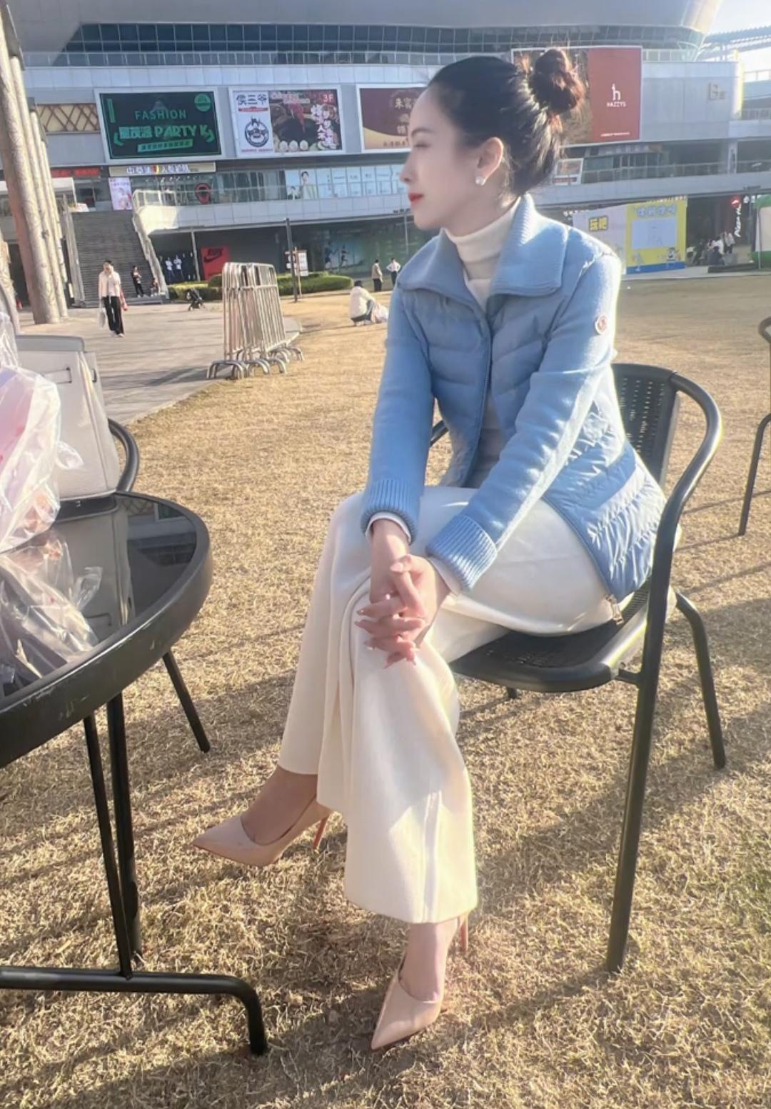 优雅蓝白撞色，温暖冬日时光