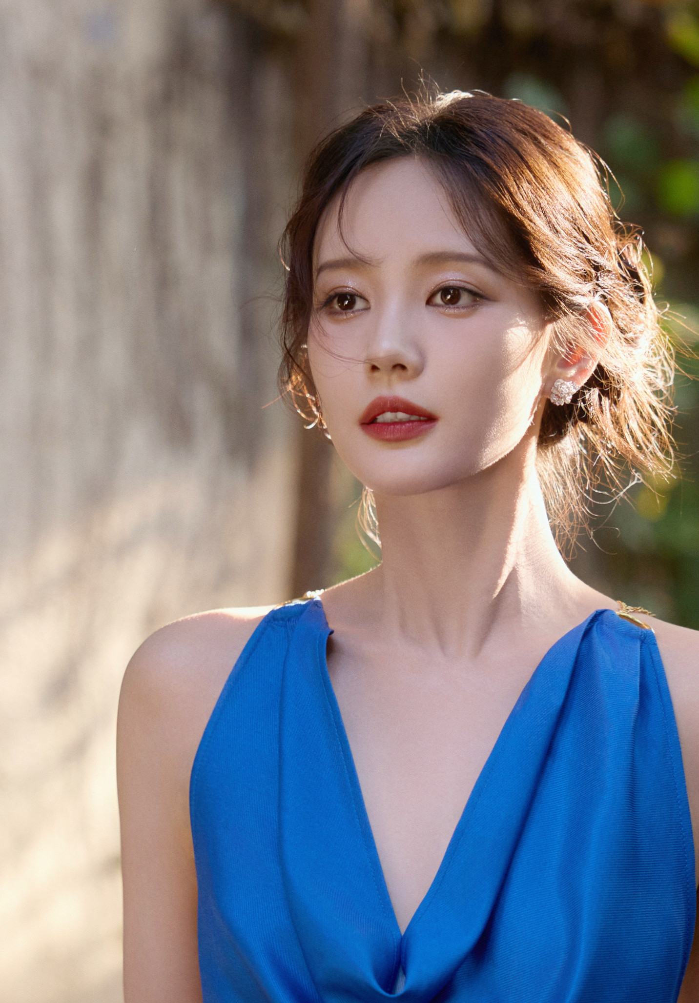 李一桐冰蓝百合人塑李一桐一袭克莱因蓝露背长裙真的鲨到我了！裙身上的印花百合在阳光