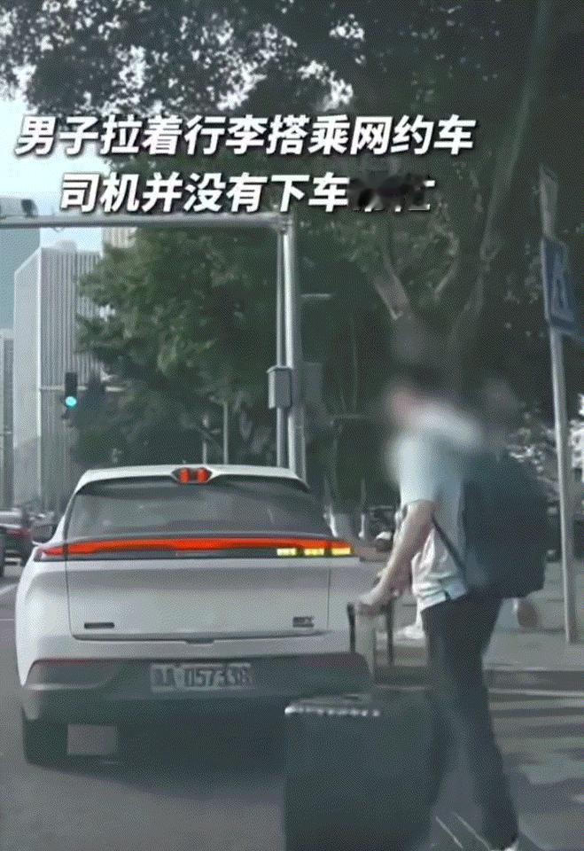 重庆，一名男子搭乘网约车时，疑因司机未下车帮忙搬行李，男子心生怨气，竟在打开后备