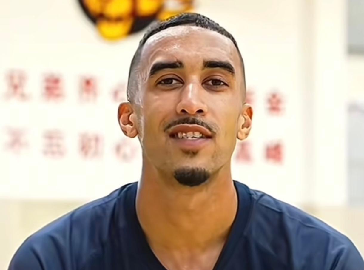 178公分，在CBA意味着什么？意味着全队个子最矮，也意味着全场的大个子们，