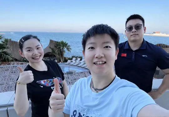知道答案了[笑着哭]昨天孙颖莎和邱贻可指导，还有何卓佳、刘炜珊几个人一起庆祝胜利