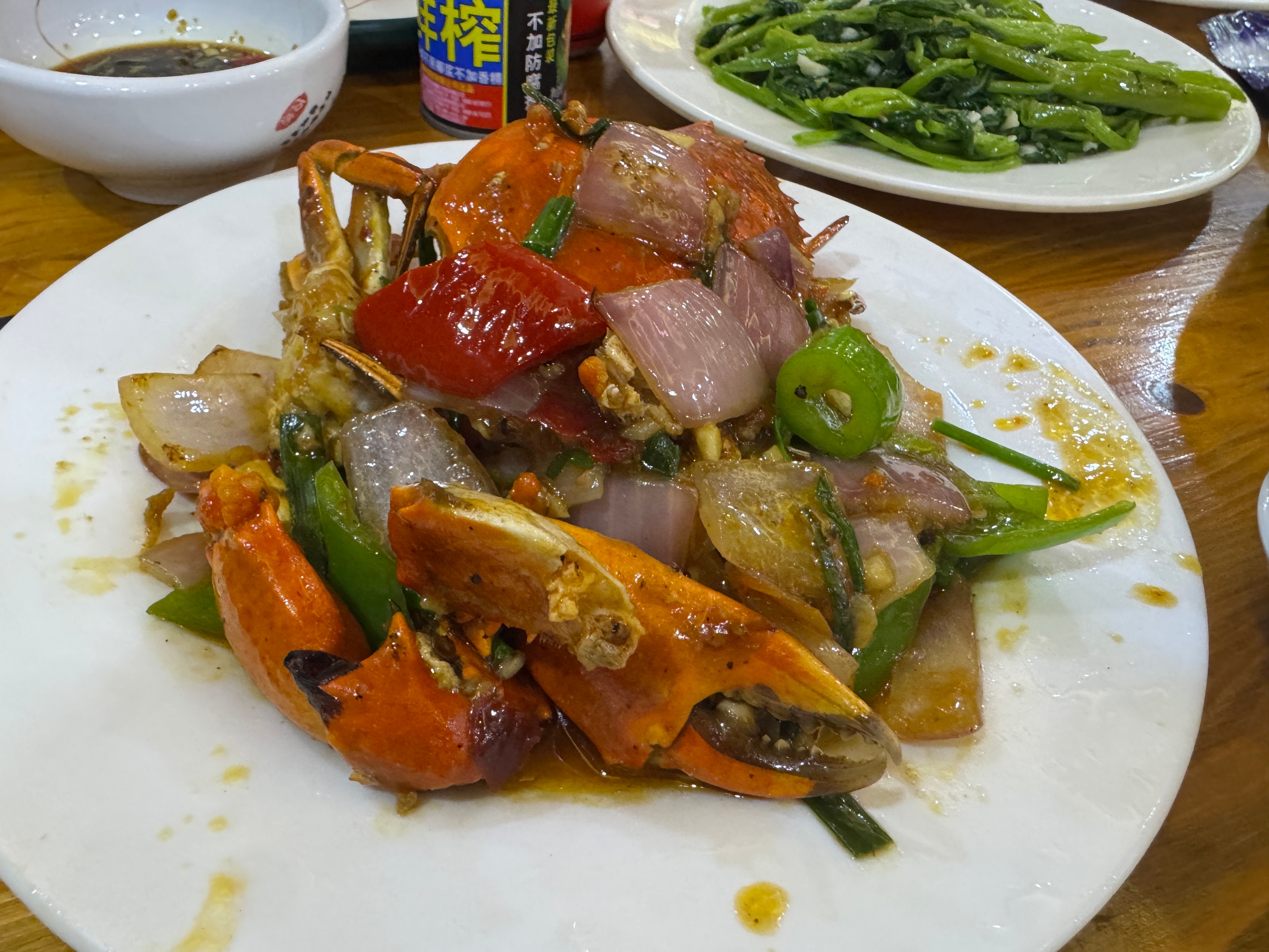 找了一家当地小馆子食材如果特别新鲜白煮就足够好吃了！海南的鲍鱼没福建那么肥硕，味