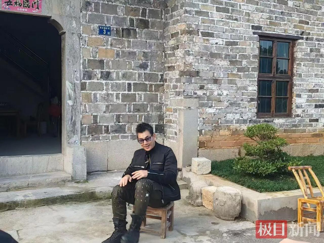 任贤齐回武汉江夏老家！28年！他一头白发现身祖屋，跪地祭祖泪流满面！村民围观