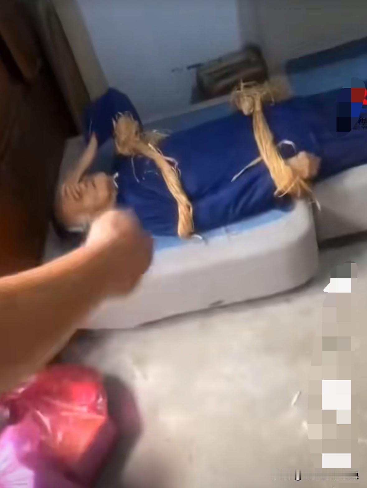 老人还没死，子女们就把她绑在床上，而且寿衣都穿好了！真是没人性啊，你们还是不是