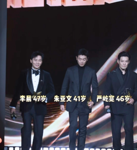 朱亚文行走的荷尔蒙，看见就迷糊！朱亚文身材真不错，头身比是最好的