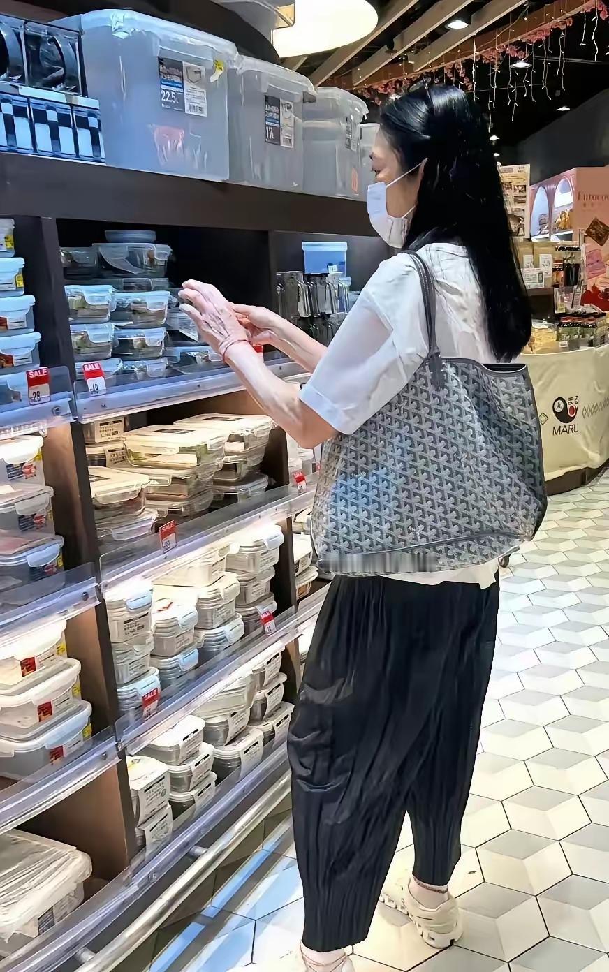 刘德华老婆也太普通了吧，看上去和一个邻居大妈没有什么区别。最近有人在超市看到了刘
