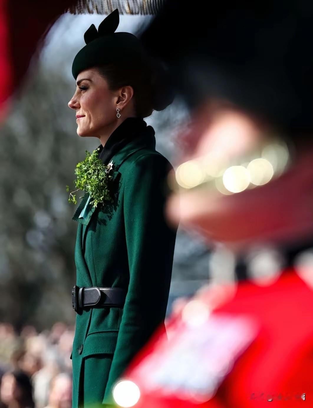 瘦成了纸片的凯特王妃，又恢复了灿烂的笑容，可见现在的心情应该不错。持续抗癌当