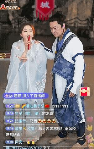这是马景涛晕倒的过程！视频里他已经把手搭在了身边女主播肩膀上，看他的面部表情，