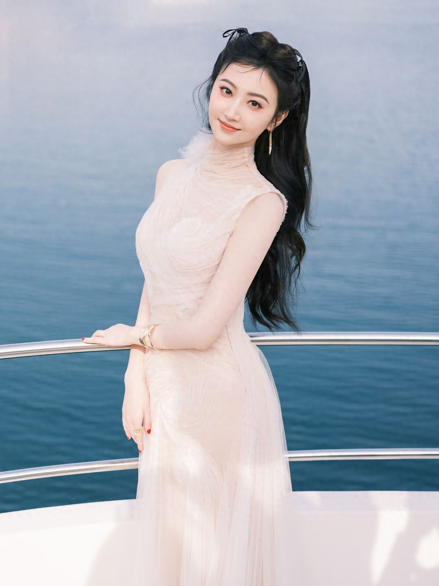 景甜写真造型：海边赏景，海风轻拂，美人如玉如画！