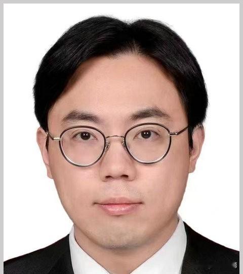王均瑶的儿子终于开始接班了！王瀚，均瑶集团创始人王均瑶长子，1987年出生。