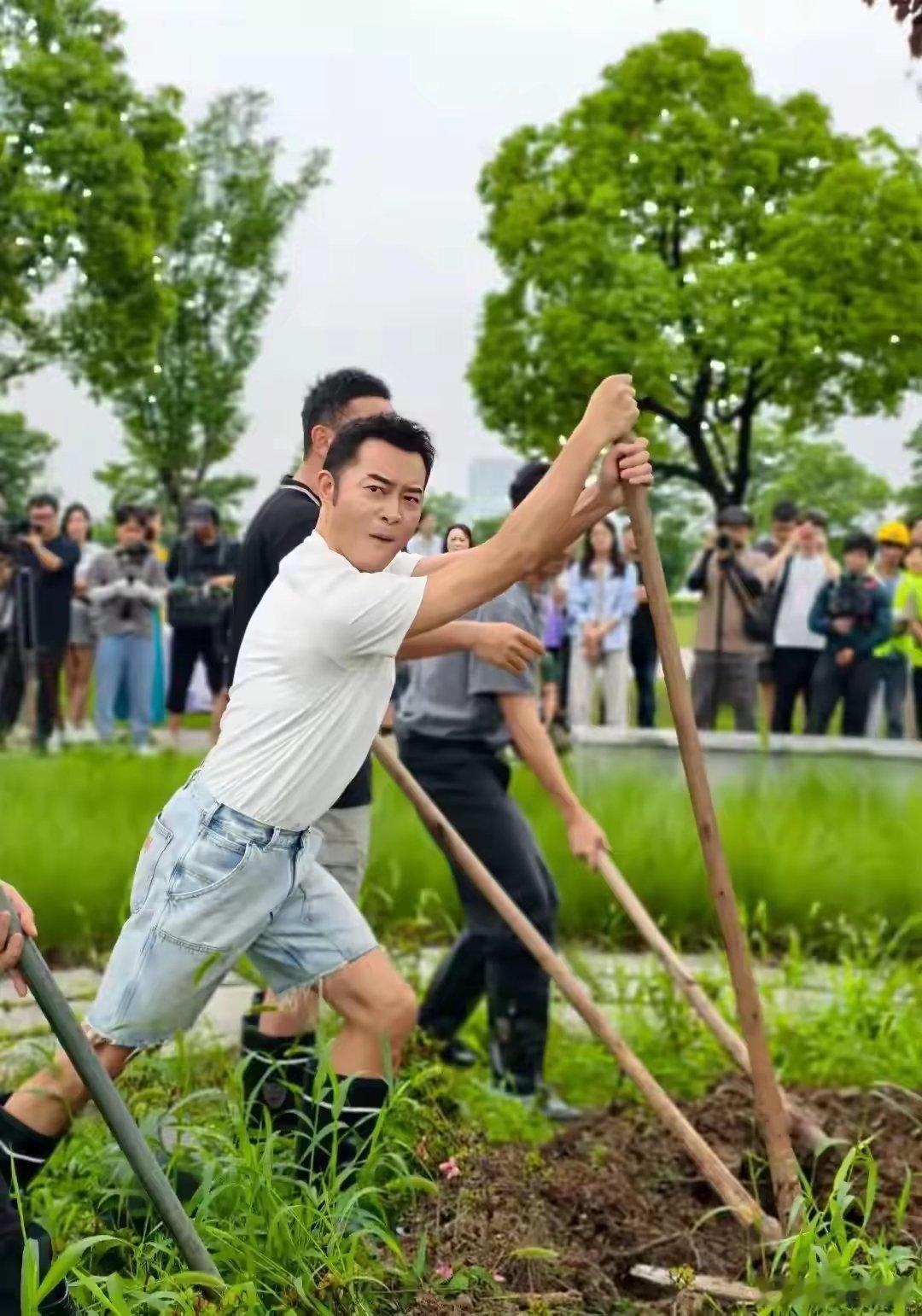 减肥成功后的沙溢颜值又回来了白白净净的就连挖土都那么搞笑帅气​​​