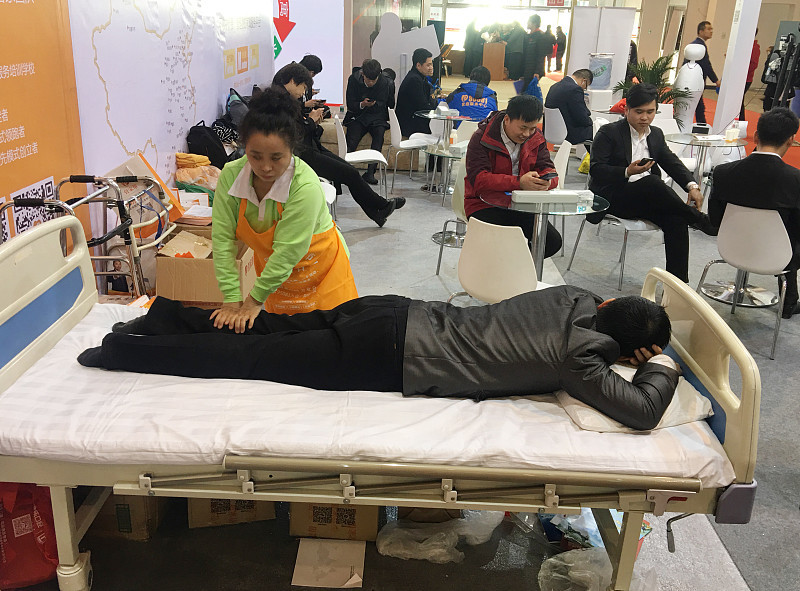 前阵子公司组织体检，同部门年薪70万的销售总监查出了中度脂肪肝，还伴有严重的睡眠呼吸暂停，医生明确告