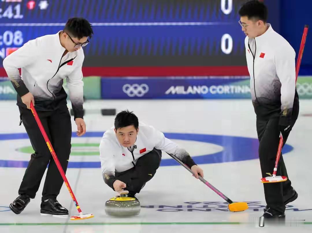 刚刚结束的一场米兰冬奥会男子冰壶循环赛，中国队对阵美国队，前七局双方战成2平，第