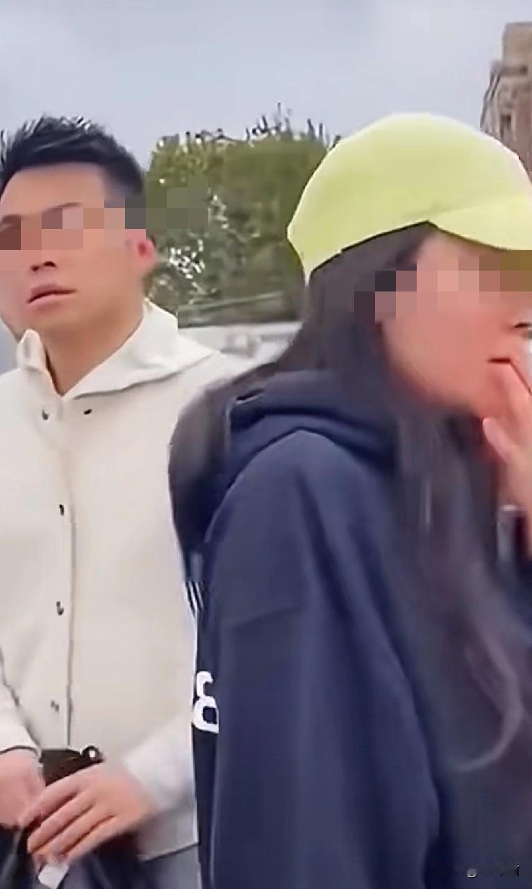 近日，上海那起小三风波，瓜吃得人血压都上来了。闹出事的俩人身份挺扎眼，第三者是某