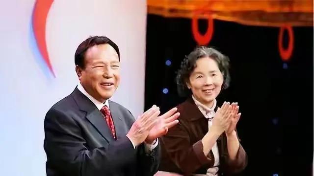 当年电影《英雄儿女》里的王成和王芳终于再度相见。两位英雄在现实中虽已老年，但我们