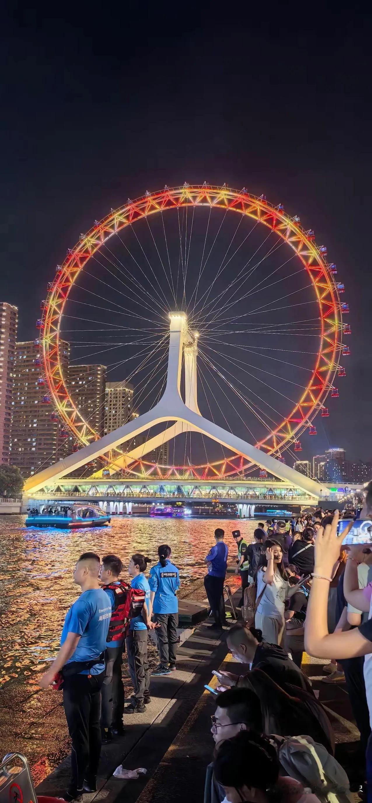 有网友说：反对在天津海河上的亲水平台加装防护栏。这个反对是有一定道理的！任何
