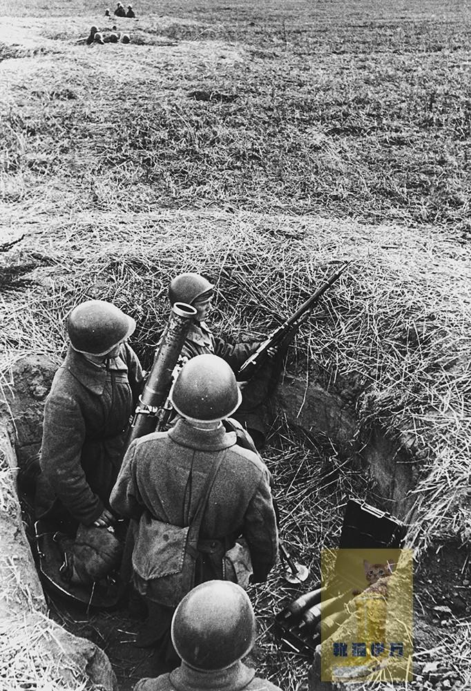 1943年，库尔斯克。苏军的一处炮兵阵地，炮手们在炮位里守着1937年式