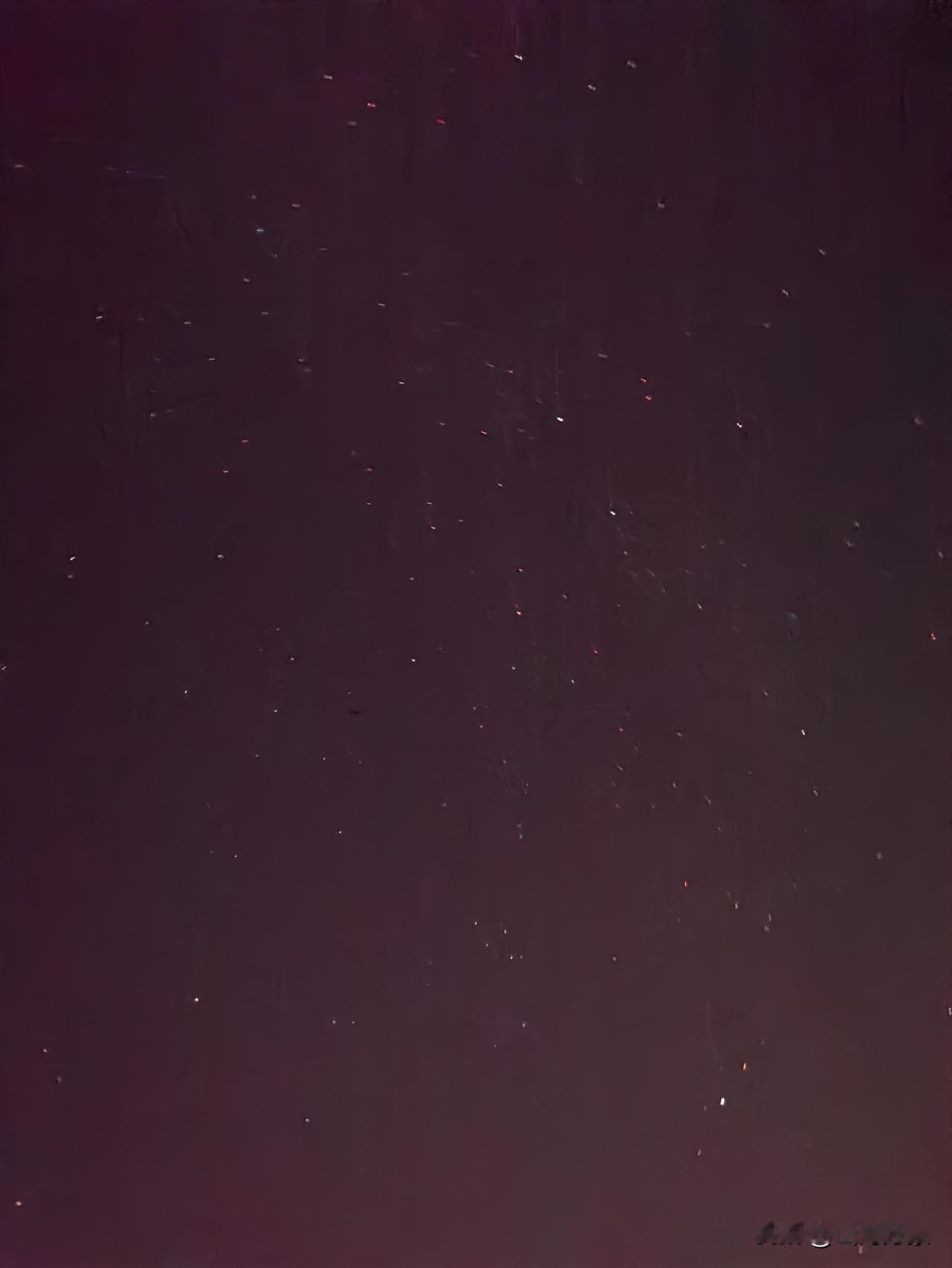 每个夏天，我都会回老家一次，这里不仅有家、老邻居、田地，还有老家的星空。这张照