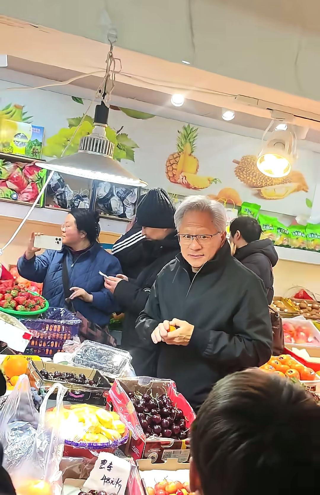 AI之王黄仁勋果然是非常大方，他昨天在上海陆家嘴乳山路菜市场给摊主的红包是600