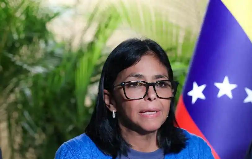 委内瑞拉这次总算开窍了！以前美国要油，我就死磕主权，越讲越亏。现在学精了：你抓我