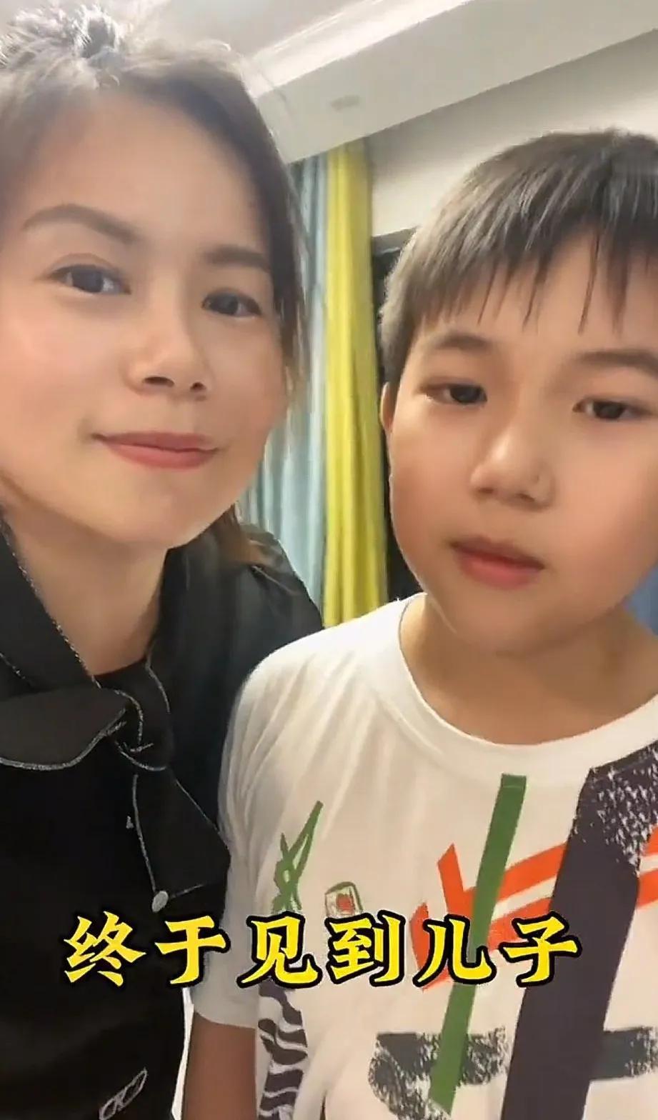 请不要责怪一个奋力保护孩子的母亲。离婚后，儿子受到继母的冷待。上学时，儿子被