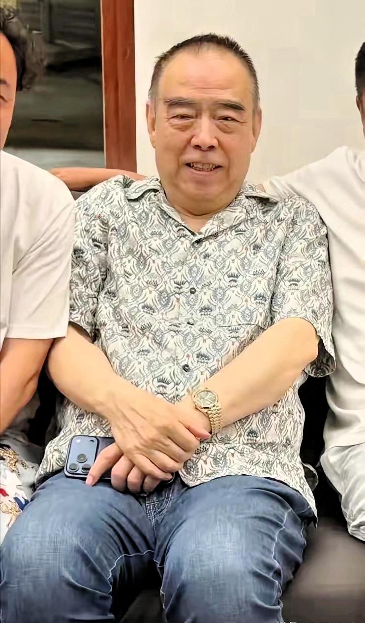 陈凯歌说，我现在老了，74了，平时就跟我老伴陈红在三亚住住。这边暖和，房子大，能