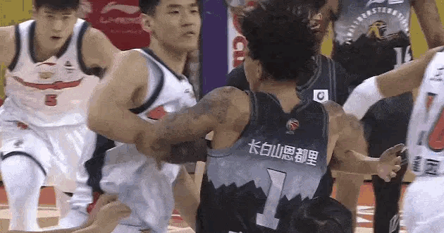 很少看见王洪泽情绪这么激动啊，有谁能翻译一下王洪泽的唇语，这是在说吗？感觉两