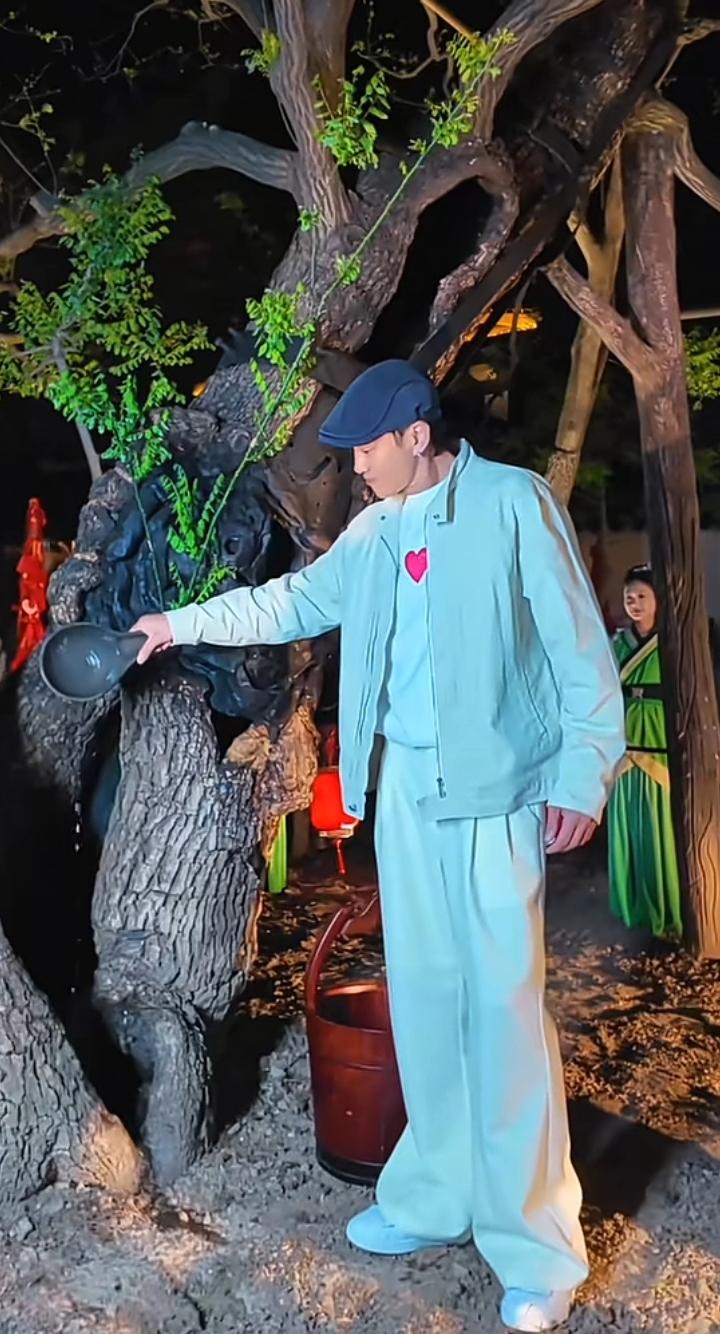 何润东参观项王故里为他2000多年前种下的一颗树浇水，虽然有些枝干已经枯萎，可露