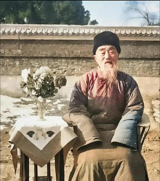 1950年，林彪的父亲林明卿，在北京留下了这一张照片，当时的他已经七十多岁了，留