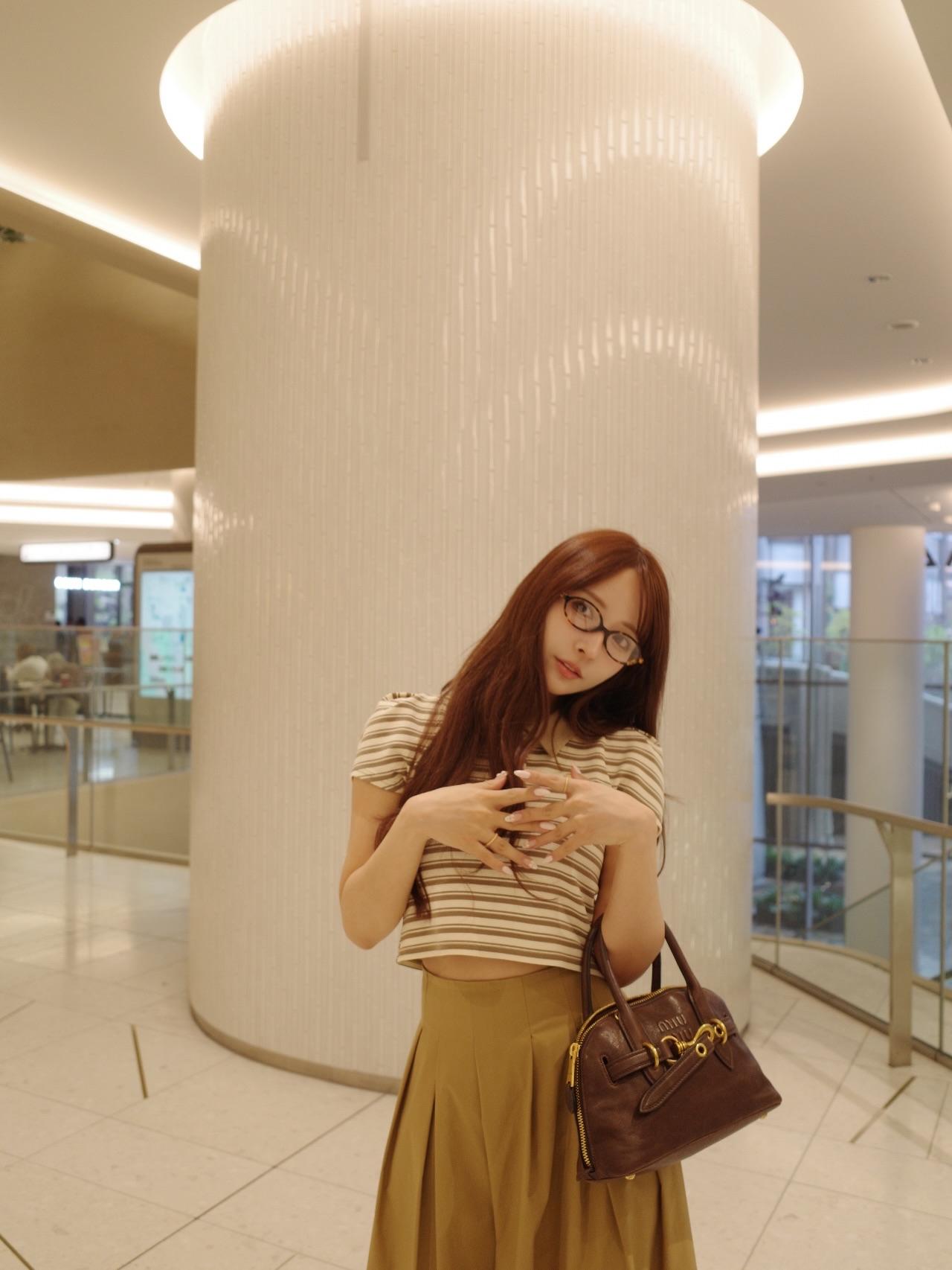 条纹短上衣+高腰裙，优雅气质，搭配棕色包包，完美出街look！