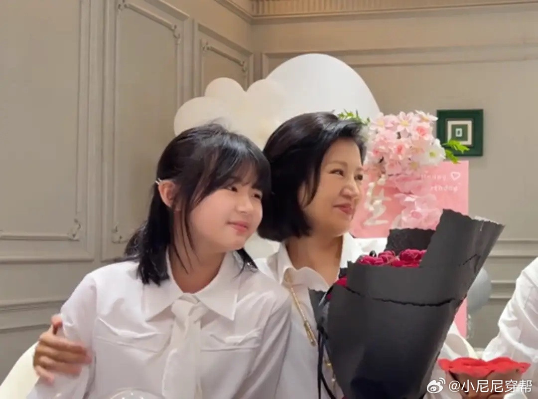 陆毅和女儿为鲍蕾庆祝50岁生日，俩人结婚都20年，依旧嘴对嘴亲吻！