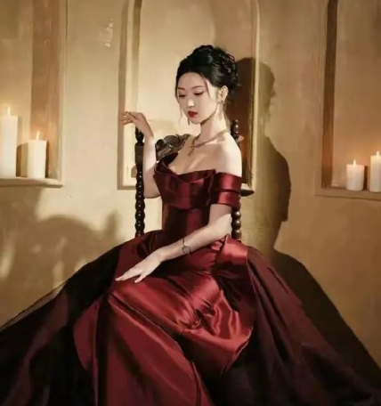 景甜舍弃了繁复的珠宝，仅佩戴珍珠耳环作为点缀