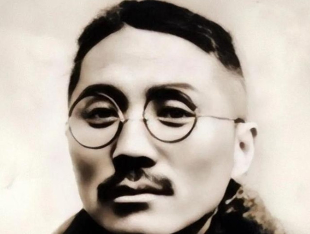 1932年，戴笠获知王亚樵在上海的住址后，带着特务破门而入。戴笠走进卧室，发现被