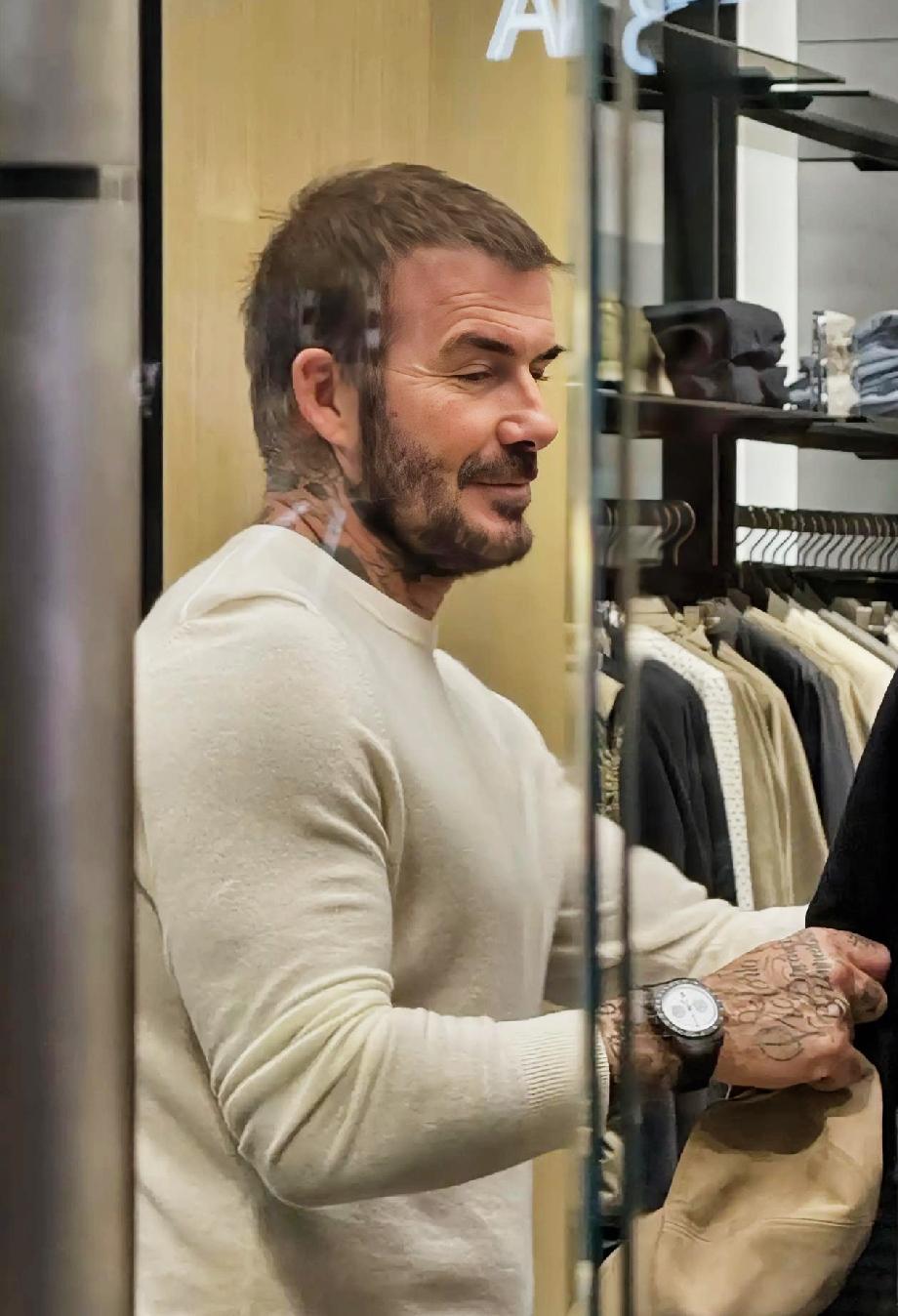 运动员都老的快，尤其是老外，贝克汉姆也不例外。为什么年轻的时候有头发反而光头，