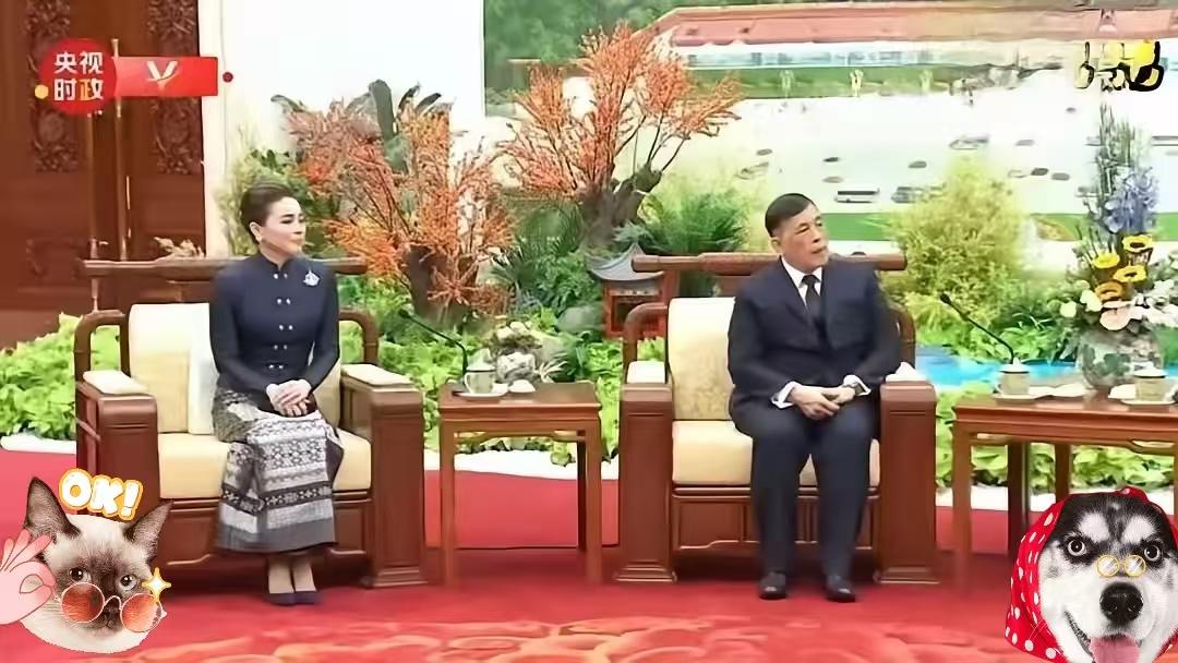 自律还是不自律，看一下泰国王后苏提达。整整1小时40分钟，坐姿保持一个样，