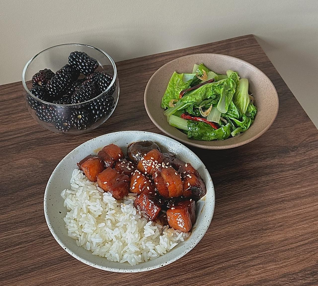 最近“预制菜”话题比较多，我就想到了有一次去某个饭店，还是比较大型的。我点了鱼香