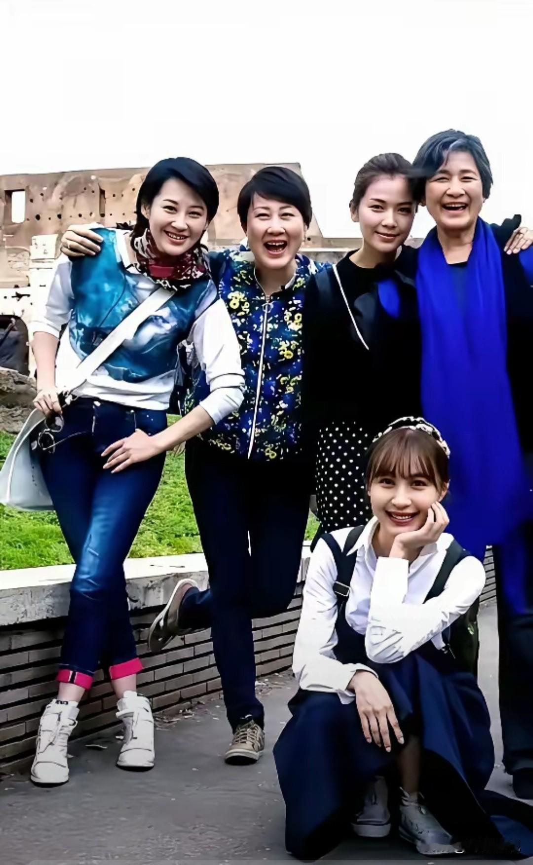 你发现了吗？许晴虽然名气不算最大，但在美女群中总是鹤立鸡群般的存在！就不知蹲在前