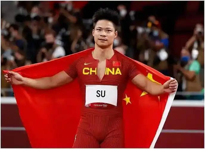 泰国的汶颂，妥妥的天赋怪。100米决赛9.90，打破了苏炳添尘封18年的纪录。其